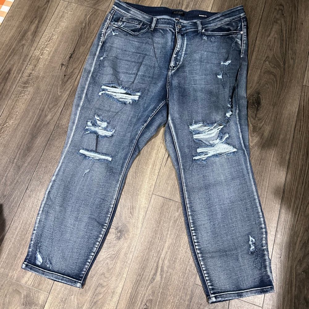 Judy Blue Ripped Boyfriend Jeans in Classic Blue